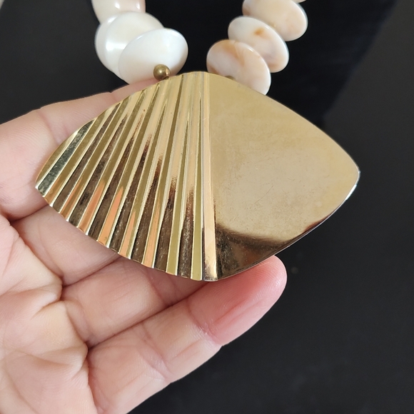 Vintage Statement polished stone, acrylic and metal necklace - Picture 5 of 7